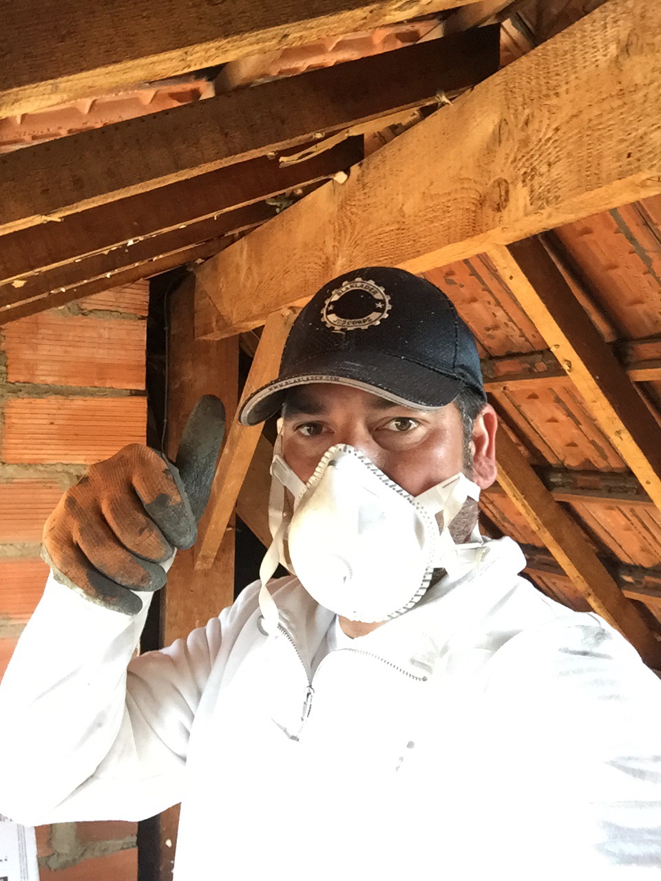 Équipe de couvreurs professionnels au travail