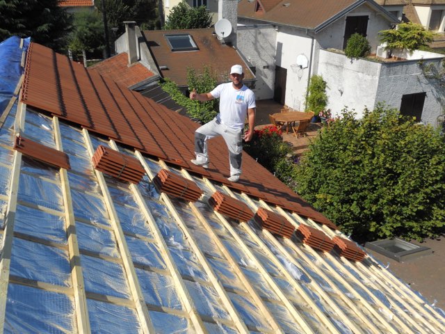 Chantier de couverture avec matériaux de qualité